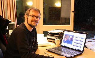 Jugendreferent Matthias Bruns hat die einzelnen Szenen des Krippenspiels am Computer zu einem Film zusammengeschnitten. - Britta Bohnenkamp-Schmidt Jugendreferent Matthias Bruns hat die einzelnen Szenen des Krippenspiels am Computer zu einem Film zusammengeschnitten. - Britta Bohnenkamp-Schmidt