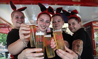 Die fröhlichsten Servicekräfte: Lina (v.l.), Lotta, Emily und Linda servieren am Früh-Stand Kölsch. Das Geheimnis ihrer Häschenohren blieb am Samstag ungeklärt. - Felix Eisele Die fröhlichsten Servicekräfte: Lina (v.l.), Lotta, Emily und Linda servieren am Früh-Stand Kölsch. Das Geheimnis ihrer Häschenohren blieb am Samstag ungeklärt. - Felix Eisele