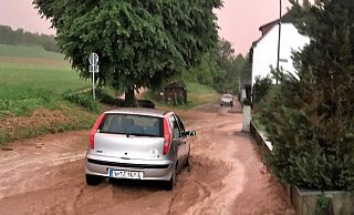 Schlamm und Wasser kommen in Amelunxen die Straßen herunter. - Stephan Duske/Feuerwehr Beverungen Schlamm und Wasser kommen in Amelunxen die Straßen herunter. - Stephan Duske/Feuerwehr Beverungen