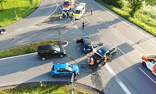 Auf der B252 bei Bergheim kam es zu einem Unfall zwischen drei beteiligten Fahrzeugen. - Feuerwehr Auf der B252 bei Bergheim kam es zu einem Unfall zwischen drei beteiligten Fahrzeugen. - Feuerwehr