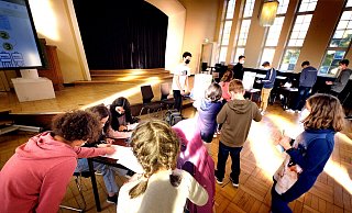 In der Woche der Bundestagswahl durften einige Schüler auch ihre Stimmzettel abgeben. Dafür wurden Räume der Schulen zu Wahllokal umfunktioniert. - Andreas Frücht In der Woche der Bundestagswahl durften einige Schüler auch ihre Stimmzettel abgeben. Dafür wurden Räume der Schulen zu Wahllokal umfunktioniert. - Andreas Frücht
