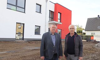 In den DRK-Farben rot und weiß präsentiert sich die neue Kita. Bauleiter Heinrich Harder (l.) und DRK-Geschäftsführer Hans-Jürgen Weber sind mit dem Baufortschritt zufrieden. - Heidi Froreich In den DRK-Farben rot und weiß präsentiert sich die neue Kita. Bauleiter Heinrich Harder (l.) und DRK-Geschäftsführer Hans-Jürgen Weber sind mit dem Baufortschritt zufrieden. - Heidi Froreich