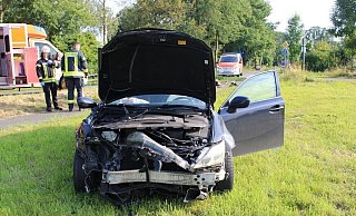 Der Lexus des 22-Jährigen kam nach der Kollision auf einem Acker zum Stehen. - Polizei Minden-Lübbecke Der Lexus des 22-Jährigen kam nach der Kollision auf einem Acker zum Stehen. - Polizei Minden-Lübbecke