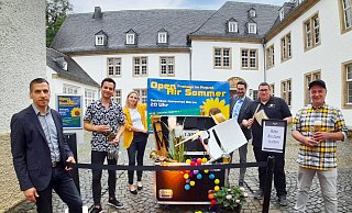 Bald beginnt in Büren der Open Air Sommer. Bürgermeister Burkhard Schwuchow, David Haupt (Hauptevent), Anke Hammerström (Stadtmarketing), Patrick Pelkmann (Volksbank Brilon-Büren-Salzkotten), Dennis Gausmann (Essbar) und Stefan Friedrich (OWL-Booking) laden herzlich dazu ein. - Stadt Büren Bald beginnt in Büren der Open Air Sommer. Bürgermeister Burkhard Schwuchow, David Haupt (Hauptevent), Anke Hammerström (Stadtmarketing), Patrick Pelkmann (Volksbank Brilon-Büren-Salzkotten), Dennis Gausmann (Essbar) und Stefan Friedrich (OWL-Booking) laden herzlich dazu ein. - Stadt Büren