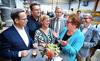 Konnten beim Empfang der Kreishandwerkerschaft über Fachkräftemangel, Bürokratie und das schöne Wetter plaudern: Kreishandwerksmeister Frank Wulfmeyer (v.l.), Steinmetzmeister Lars Jauer und Katja Jauer, der Gütersloher Landrat Sven-Georg Adenauer (CDU), die Landtagsabgeordnete Christina Osei (Grüne), und Alexander Kostka, seit April 2024 Hauptgeschäftsführer der Kreishandwerkerschaft Gütersloh-Bielefeld. - BARBARA FRANKE Konnten beim Empfang der Kreishandwerkerschaft über Fachkräftemangel, Bürokratie und das schöne Wetter plaudern: Kreishandwerksmeister Frank Wulfmeyer (v.l.), Steinmetzmeister Lars Jauer und Katja Jauer, der Gütersloher Landrat Sven-Georg Adenauer (CDU), die Landtagsabgeordnete Christina Osei (Grüne), und Alexander Kostka, seit April 2024 Hauptgeschäftsführer der Kreishandwerkerschaft Gütersloh-Bielefeld. - BARBARA FRANKE