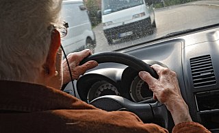 Geht es nach der EU, sollen Senioren ab 70 Jahren zukünftig alle fünf Jahre kontrollieren lassen, ob sie noch sicher genug als Autofahrer sind. - Verwendung weltweit Geht es nach der EU, sollen Senioren ab 70 Jahren zukünftig alle fünf Jahre kontrollieren lassen, ob sie noch sicher genug als Autofahrer sind. - Verwendung weltweit