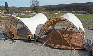 In den Bauten haben jeweils bis zu 100 Personen Platz. Höxters LGS-Chefin Claudia Koch (mit gelber Jacke) ist "schockverliebt". - Thomas Kube In den Bauten haben jeweils bis zu 100 Personen Platz. Höxters LGS-Chefin Claudia Koch (mit gelber Jacke) ist "schockverliebt". - Thomas Kube
