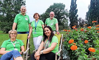Sie stehen stellvertretend für rund 130 ehrenamtliche Helfer, die tagtäglich Ansprechpartner auf Landesgartenschau sind: Michaela Bast (vorn, v. l.) und Cristina Luedeke sowie Helmut Simon (hinten, v. l.), Ingeborg Ohrmann und Peter Henkel. - David Schellenberg Sie stehen stellvertretend für rund 130 ehrenamtliche Helfer, die tagtäglich Ansprechpartner auf Landesgartenschau sind: Michaela Bast (vorn, v. l.) und Cristina Luedeke sowie Helmut Simon (hinten, v. l.), Ingeborg Ohrmann und Peter Henkel. - David Schellenberg