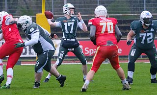 Im zweiten Testspiel hat sich die Offense der Bulldogs mit Quarterback Luis Altehoefer ( Nr. 17) schon verbessert gezeigt. - Andreas Zobe Im zweiten Testspiel hat sich die Offense der Bulldogs mit Quarterback Luis Altehoefer ( Nr. 17) schon verbessert gezeigt. - Andreas Zobe