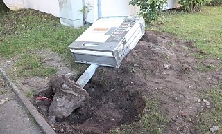 Das Fundament des Zigarettenautomaten ist ausgegraben worden. - Polizei Paderborn Das Fundament des Zigarettenautomaten ist ausgegraben worden. - Polizei Paderborn