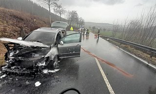 Der Golf machte den Angaben zufolge zunächst beim Fahren komische Geräusche, dann brach Feuer im Motorraum aus. - Simone Flörke Der Golf machte den Angaben zufolge zunächst beim Fahren komische Geräusche, dann brach Feuer im Motorraum aus. - Simone Flörke