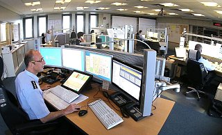 Das Team der Einsatzleitstelle der Bielefelder Polizei nimmt im Schnitt alle sechs Minuten einen Anruf entgegen. - Wolfgang Rudolf Das Team der Einsatzleitstelle der Bielefelder Polizei nimmt im Schnitt alle sechs Minuten einen Anruf entgegen. - Wolfgang Rudolf