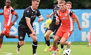 Arminias U19-Spieler Tom Krüger (r.) setzt beim Trainingsspiel dem Profi Leon Schneider nach. - Oliver Krato Arminias U19-Spieler Tom Krüger (r.) setzt beim Trainingsspiel dem Profi Leon Schneider nach. - Oliver Krato