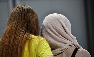 Die 16-jährige Bielefelderin trug Kopftuch. Das war schon ausreichend, um im Hauptbahnhof übelste Beleidigungen zu erleben. - picture alliance / Frank May Die 16-jährige Bielefelderin trug Kopftuch. Das war schon ausreichend, um im Hauptbahnhof übelste Beleidigungen zu erleben. - picture alliance / Frank May