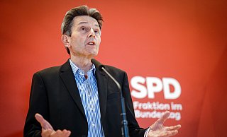 Rolf Mützenich, Vorsitzender der SPD-Bundestagsfraktion, spricht im Interview über den Russland-Ukraine-Konflikt, die Impfpflicht in Deutschland und mehr. - picture alliance/dpa | Kay Nietfeld Rolf Mützenich, Vorsitzender der SPD-Bundestagsfraktion, spricht im Interview über den Russland-Ukraine-Konflikt, die Impfpflicht in Deutschland und mehr. - picture alliance/dpa | Kay Nietfeld
