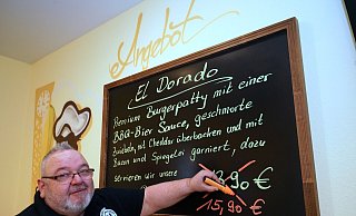 Heiner Meierewert ist maximal genervt. Wollte er seine gestiegenen Einkaufspreise an die Kunden weitergeben, müsste sein "El Dorado"-Burger statt 13,90 jetzt glatt 15,90 Euro kosten. - Peter Unger Heiner Meierewert ist maximal genervt. Wollte er seine gestiegenen Einkaufspreise an die Kunden weitergeben, müsste sein "El Dorado"-Burger statt 13,90 jetzt glatt 15,90 Euro kosten. - Peter Unger