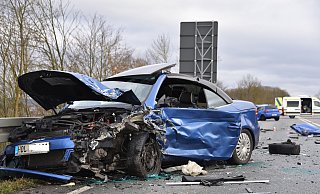 Die Fahrzeuge kollidierten frontal auf der Bundesstraße. - Thomas Kube Die Fahrzeuge kollidierten frontal auf der Bundesstraße. - Thomas Kube