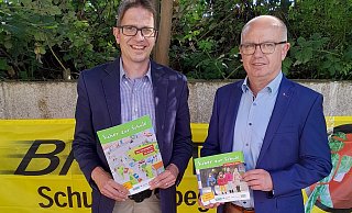 Bildunterschrift: Oliver Thöne, Geschäftsführer der Kreisverkehrswacht, und Martin Dirkes, Vorstand der Sparkassenstiftung für den Kreis Höxter (v.l.), präsentieren den Ratgeber Sicher zur Schule. - Verkehrswacht für den Kreis Höxter Bildunterschrift: Oliver Thöne, Geschäftsführer der Kreisverkehrswacht, und Martin Dirkes, Vorstand der Sparkassenstiftung für den Kreis Höxter (v.l.), präsentieren den Ratgeber Sicher zur Schule. - Verkehrswacht für den Kreis Höxter