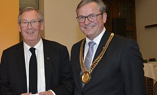 Als Brückenbauer der Freundschaft Paderborns zu Le Mans bezeichnete Michael Dreier Jean-Paul Couasnon. Am Mittwoch, 8. November, war Couasnon im Alter von 80 Jahren in der Paderborner Partnerstadt gestorben. Das Foto zeigt ihn (l.) mit Bürgermeister Dreier im November 2019 im Paderborner Rathaus bei der Verleihung der Kulturnadel der Stadt. - Stadt Paderborn Als Brückenbauer der Freundschaft Paderborns zu Le Mans bezeichnete Michael Dreier Jean-Paul Couasnon. Am Mittwoch, 8. November, war Couasnon im Alter von 80 Jahren in der Paderborner Partnerstadt gestorben. Das Foto zeigt ihn (l.) mit Bürgermeister Dreier im November 2019 im Paderborner Rathaus bei der Verleihung der Kulturnadel der Stadt. - Stadt Paderborn