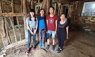 Stehen vor dem Aus: Jacqueline (v. l.), Thanh-Hoang, Trang und Vinzenz Nguyen danken für die Unterstützung. - Privat Stehen vor dem Aus: Jacqueline (v. l.), Thanh-Hoang, Trang und Vinzenz Nguyen danken für die Unterstützung. - Privat