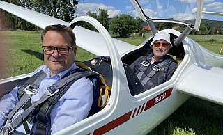 Zu einem Rundflug über Bad Oeynhausen startet Lars Bökenkröger (l.) mit Volker Brinkmann in einem doppelsitzigen Vereinsflugzeug. - Elke Niedringhaus-Haasper Zu einem Rundflug über Bad Oeynhausen startet Lars Bökenkröger (l.) mit Volker Brinkmann in einem doppelsitzigen Vereinsflugzeug. - Elke Niedringhaus-Haasper