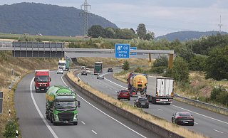 Lastwagenfahrer nutzen die Nordumgehung intensiv und meiden inzwischen die alte Strecke über Mindener und Kanalstraße quer durch die Stadt. Das geht aus der ersten Verkehrszählung auf dem neuen Teilstück der A30 hervor. - Jörg Stuke Lastwagenfahrer nutzen die Nordumgehung intensiv und meiden inzwischen die alte Strecke über Mindener und Kanalstraße quer durch die Stadt. Das geht aus der ersten Verkehrszählung auf dem neuen Teilstück der A30 hervor. - Jörg Stuke