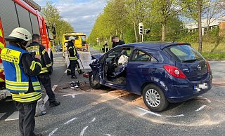 Bei dem Unfall auf der B61 in Gütersloh wurden am Dienstagabend zwei Menschen verletzt. Die Polizei musste die Fahrbahn Richtung Bielefeld zeitweise sperren. - Markus Voss Bei dem Unfall auf der B61 in Gütersloh wurden am Dienstagabend zwei Menschen verletzt. Die Polizei musste die Fahrbahn Richtung Bielefeld zeitweise sperren. - Markus Voss