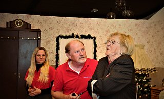 Kommissar Schneckele (Werner Benning, Mitte) im Disput mit Hobby-Kriminologin Klementine Hufeisen (Monika Nolte, r.). Schneckeles Assistentin Ottilie Schnell (Sonja Beranek) findet die Situation – wie alles – wieder mal urkomisch. - David Schellenberg Kommissar Schneckele (Werner Benning, Mitte) im Disput mit Hobby-Kriminologin Klementine Hufeisen (Monika Nolte, r.). Schneckeles Assistentin Ottilie Schnell (Sonja Beranek) findet die Situation – wie alles – wieder mal urkomisch. - David Schellenberg