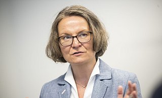 Ina Scharrenbach (46) ist Bau-, Kommunal-, Heimat- und Digitalministerin in NRW. Sie ist Vize-CDU-Chefin in NRW und Präsidiumsmitglied der CDU im Bund. - Jörg Dieckmann - www.dieckmann-fotodesign.de Ina Scharrenbach (46) ist Bau-, Kommunal-, Heimat- und Digitalministerin in NRW. Sie ist Vize-CDU-Chefin in NRW und Präsidiumsmitglied der CDU im Bund. - Jörg Dieckmann - www.dieckmann-fotodesign.de