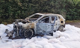 Der Jeep wurde durch den Brand komplett zerstört. - Polizei Minden-Lübbecke Der Jeep wurde durch den Brand komplett zerstört. - Polizei Minden-Lübbecke
