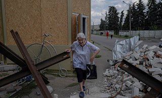 Panzerfallen, Straßensperren, Zerstörung: Eine Frau bahnt sich in Bachmut ihren Weg. - AFP or licensors Panzerfallen, Straßensperren, Zerstörung: Eine Frau bahnt sich in Bachmut ihren Weg. - AFP or licensors
