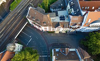 Blick von oben: Kurz hinter der Einmündung der Arndtstraße in die Elsa-Brändström-Straße soll der versenkbare Poller installiert werden. - Mike-Dennis Müller / www.mdm.photo Blick von oben: Kurz hinter der Einmündung der Arndtstraße in die Elsa-Brändström-Straße soll der versenkbare Poller installiert werden. - Mike-Dennis Müller / www.mdm.photo