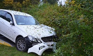 Glück im Unglück. Der Wagen ist hin, die Familie größtenteils unverletzt. - Polizei Herford Glück im Unglück. Der Wagen ist hin, die Familie größtenteils unverletzt. - Polizei Herford
