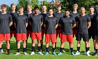Reichlich Verstärkung für den VfB Fichte: Kubilay Arayan (h.v.l.), Yannis Schwarzer, Linus Borgstädt, Thomas Winder, Tobias Nass, Garon Zeibig, Tobias Czarnetzki (Teammanager). Alexander Enns (v.v.l.), Jonas Kreickenbaum, Noury Hussein, Zaid Habib, Nujin Hassan, Trainer Philipp Willmann und Co-Trainer Sven Ziepelmeier. Foto: Barbara Franke - Barbara Franke Reichlich Verstärkung für den VfB Fichte: Kubilay Arayan (h.v.l.), Yannis Schwarzer, Linus Borgstädt, Thomas Winder, Tobias Nass, Garon Zeibig, Tobias Czarnetzki (Teammanager). Alexander Enns (v.v.l.), Jonas Kreickenbaum, Noury Hussein, Zaid Habib, Nujin Hassan, Trainer Philipp Willmann und Co-Trainer Sven Ziepelmeier. Foto: Barbara Franke - Barbara Franke