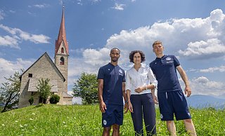 Noah Sarenren Bazee, Maria Theresia Gruber und Leo Oppermann (v.l.) vor der kleinen Kirche St. Martin 1.200 Metern Höhe. - Oliver Krato Noah Sarenren Bazee, Maria Theresia Gruber und Leo Oppermann (v.l.) vor der kleinen Kirche St. Martin 1.200 Metern Höhe. - Oliver Krato