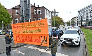 Nichts geht mehr: Für jeweils rund drei Minuten positioniert sich Extinction Rebellion mitten auf der Straße. - Barbara Franke Nichts geht mehr: Für jeweils rund drei Minuten positioniert sich Extinction Rebellion mitten auf der Straße. - Barbara Franke
