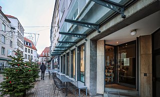 An der Eingangstür informiert ein Aushang über die Schließung des Cafés nach 13 Jahren. Tische, Stühle und Bänke, die vor und im Label Kitchen am Gehrenberg stehen, werden jetzt übers Internet verkauft. Das Ladenlokal dahinter, die Räume des bereits im September geschlossenen Cafés Thumel, steht immer noch leer. - Sarah Jonek An der Eingangstür informiert ein Aushang über die Schließung des Cafés nach 13 Jahren. Tische, Stühle und Bänke, die vor und im Label Kitchen am Gehrenberg stehen, werden jetzt übers Internet verkauft. Das Ladenlokal dahinter, die Räume des bereits im September geschlossenen Cafés Thumel, steht immer noch leer. - Sarah Jonek