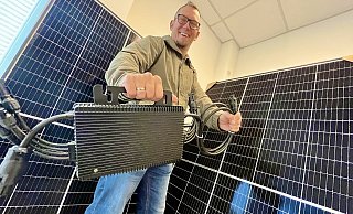 Zwei Photovoltaikmodule, ein Wechselrichter, ein paar Kabel und es kann losgehen: Markus Matschke aus Salzkotten handelt mit Balkonkraftwerken, die Strom für den Eigenverbrauch produzieren. - Jens Reddeker Zwei Photovoltaikmodule, ein Wechselrichter, ein paar Kabel und es kann losgehen: Markus Matschke aus Salzkotten handelt mit Balkonkraftwerken, die Strom für den Eigenverbrauch produzieren. - Jens Reddeker