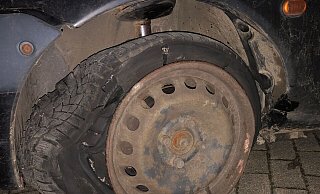 Vom Reifen war nach dem Unfall nicht mehr viel übrig. Doch den jungen Fahrer hielt das nicht davon ab, weiterzufahren. - Polizei Vom Reifen war nach dem Unfall nicht mehr viel übrig. Doch den jungen Fahrer hielt das nicht davon ab, weiterzufahren. - Polizei