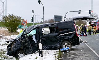 Der schwer beschädigte Kleinbus steht nach der Kollision im Straßengraben, im Hintergrund ist die Ampelanlage zu sehen. - Ralph Meyer Der schwer beschädigte Kleinbus steht nach der Kollision im Straßengraben, im Hintergrund ist die Ampelanlage zu sehen. - Ralph Meyer