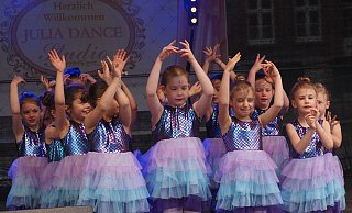 Mit tollen Tänzen begeisterten die jungen Damen der Tanzschule Julia Dance das Publikum auf dem Richterplatz. - Josef Köhne Mit tollen Tänzen begeisterten die jungen Damen der Tanzschule Julia Dance das Publikum auf dem Richterplatz. - Josef Köhne