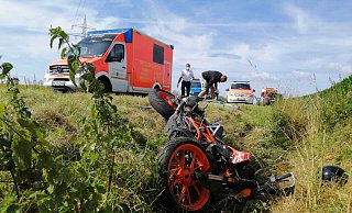 Die Dukati ist im Graben gelandet, ihre Fahrerin wurde schwerverletzt ins Krankenhazs gebracht. - Burkhard Battran Die Dukati ist im Graben gelandet, ihre Fahrerin wurde schwerverletzt ins Krankenhazs gebracht. - Burkhard Battran