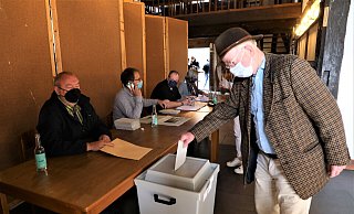 Siegbert Garbes (l.) nimmt den Umschlag von der Wahlurne, so dass Thomas Volmert seinen Stimmzettel einwerfen kann. - Simone Flörke Siegbert Garbes (l.) nimmt den Umschlag von der Wahlurne, so dass Thomas Volmert seinen Stimmzettel einwerfen kann. - Simone Flörke