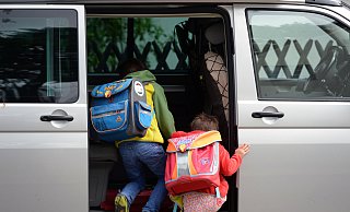 Elterntaxis: Vor allem Gefährliche Wendemanöver direkt vor der Schule können zum Risiko für Kinder werden. - Ralf Hirschberger Elterntaxis: Vor allem Gefährliche Wendemanöver direkt vor der Schule können zum Risiko für Kinder werden. - Ralf Hirschberger