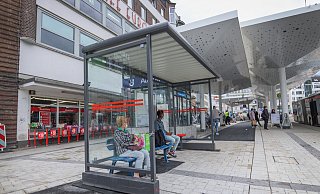 Auf dem Radweg: Weil Sitzgelegenheiten fehlten, wurde hier ein provisorisches Wartehäuschen mit Bank und Sitzen aufgestellt. - Sarah Jonek Fotografie Auf dem Radweg: Weil Sitzgelegenheiten fehlten, wurde hier ein provisorisches Wartehäuschen mit Bank und Sitzen aufgestellt. - Sarah Jonek Fotografie