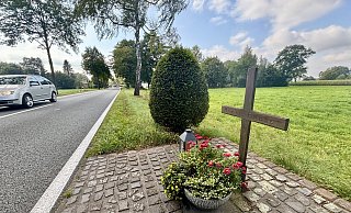 Das Gedenkkreuz an der Klausheider Straße in Hövelhof erinnert auch 30 Jahre nach dem Mord noch an Taxifahrer Hansi Funke. An diesem Ort wurde der Leichnam nach der Tat entdeckt. - Jens Reddeker Das Gedenkkreuz an der Klausheider Straße in Hövelhof erinnert auch 30 Jahre nach dem Mord noch an Taxifahrer Hansi Funke. An diesem Ort wurde der Leichnam nach der Tat entdeckt. - Jens Reddeker