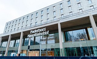 Das neue Schild hängt schon. Im Inneren des Hauptbahnhofs Paderborn bleiben noch einige Arbeiten zu tun. - Lena Henning Das neue Schild hängt schon. Im Inneren des Hauptbahnhofs Paderborn bleiben noch einige Arbeiten zu tun. - Lena Henning