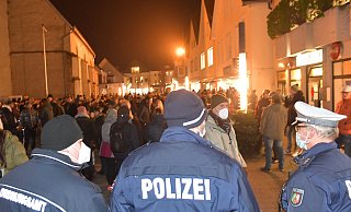 -Sport/Presse/Foto Dünhölter-10.01.2022, Rathausplatz, Rheda-WiedenbrückLichterspaziergang der ImpfverweigererPolizei und Ordungsamt sorgten für eine räumliche Trennung von Lichterspaziergänger und Gegendemonstranten -Sport/Presse/Foto Dünhölter-10.01.2022, Rathausplatz, Rheda-WiedenbrückLichterspaziergang der ImpfverweigererPolizei und Ordungsamt sorgten für eine räumliche Trennung von Lichterspaziergänger und Gegendemonstranten