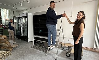 Niko und Familie beim Renovierender Räume. - Andzelika Kassan Niko und Familie beim Renovierender Räume. - Andzelika Kassan