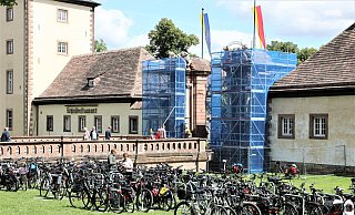 Aktuell ist das Portal in Corvey eingerüstet. Dort wird der Sandstein ausgebessert und gereinigt, Bewuchs entfernt, neu verfugt und der Farbanstrich komplett erneuert. - Simone Flörke Aktuell ist das Portal in Corvey eingerüstet. Dort wird der Sandstein ausgebessert und gereinigt, Bewuchs entfernt, neu verfugt und der Farbanstrich komplett erneuert. - Simone Flörke